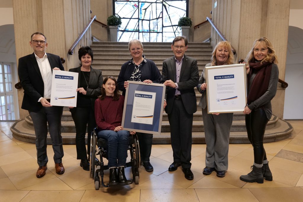 Oberbürgermeister Dr. Frank Dudda beglückwünscht die Herner Preisträger*innen.