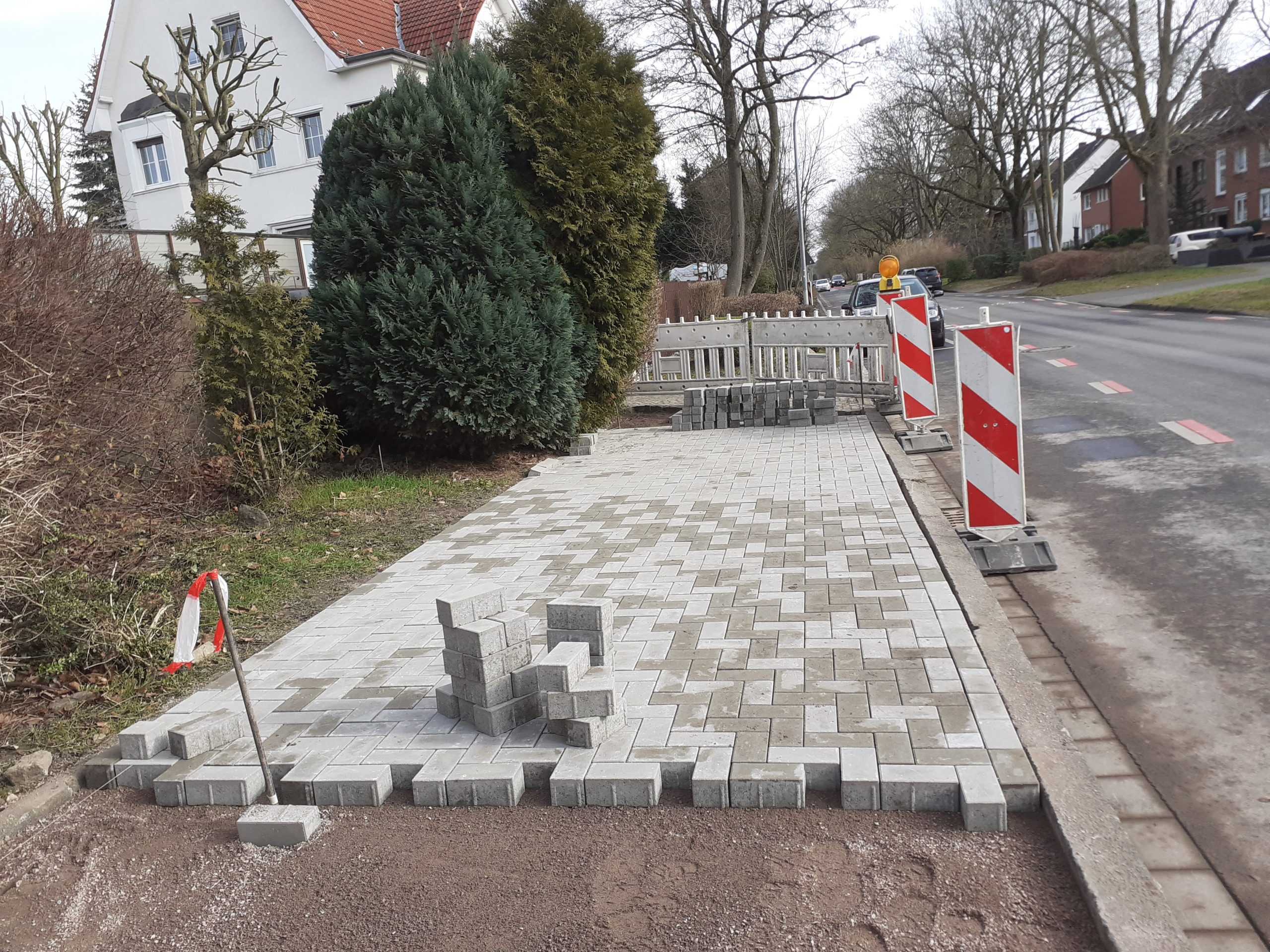 Gehweg mit neuem Pflaster